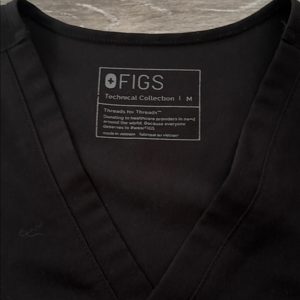 FIGS Black CATARINA Scrub Top - Picture 2 of 4